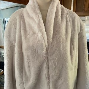 BNWT White Faux Fur coat. Size L Express